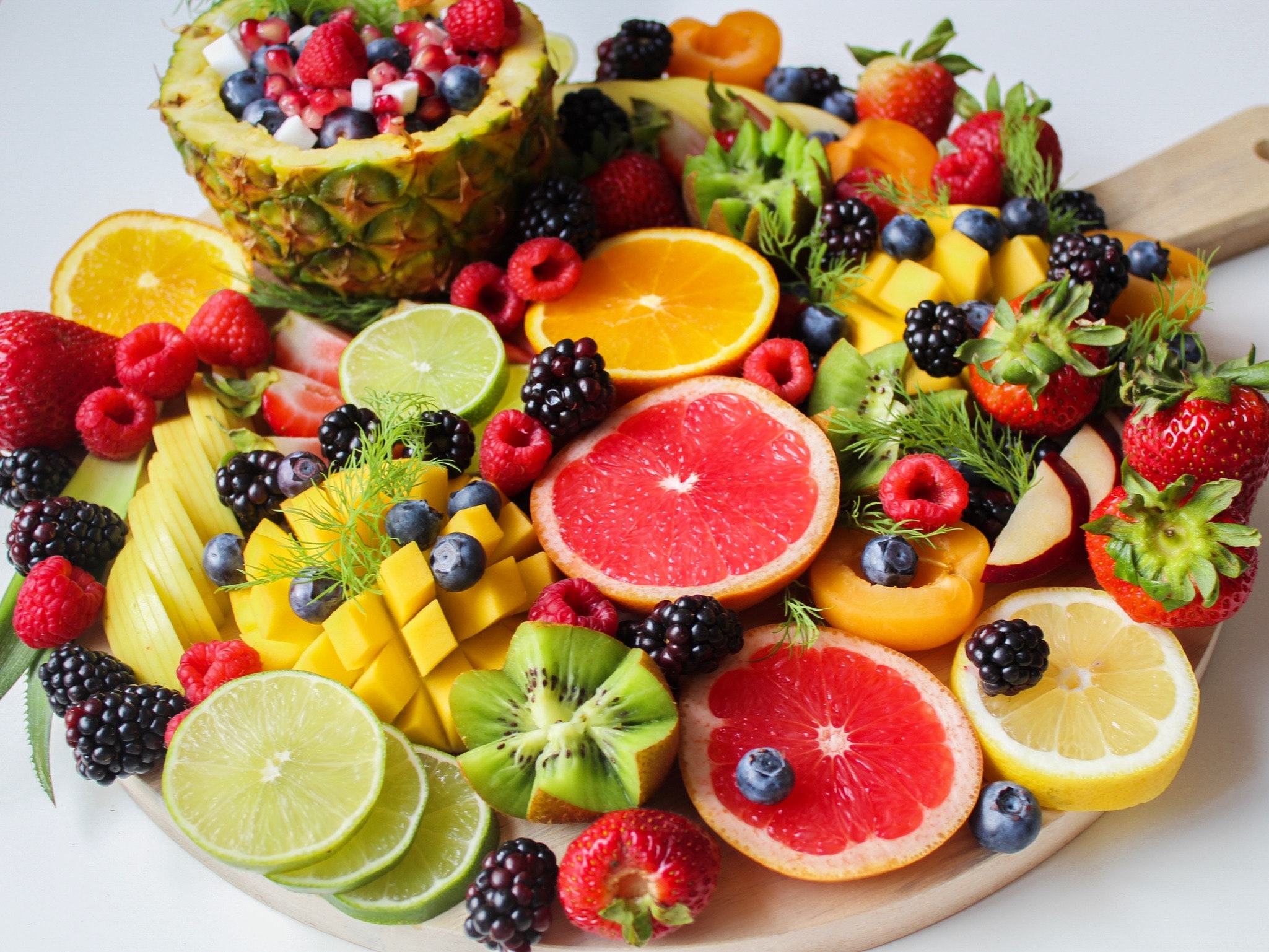 Sliced-Fruits-on-Tray