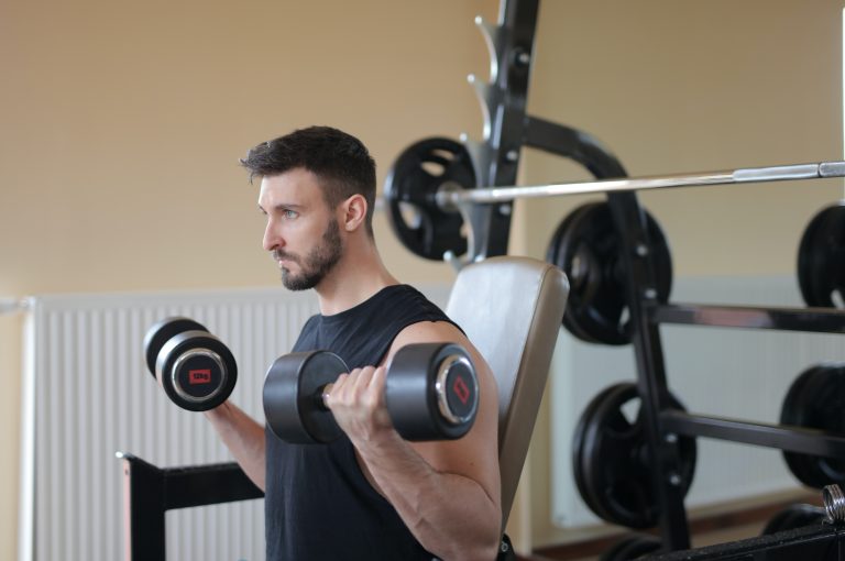 a-man-lifting-weights