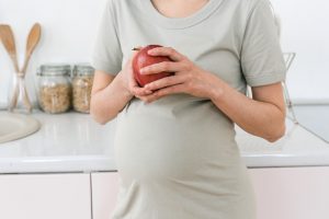 pregnant-woman-eating-a-healthy-meal