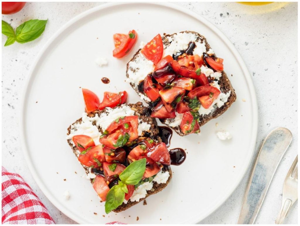 Easy-Tomato-Feta-Bruschetta-Delight