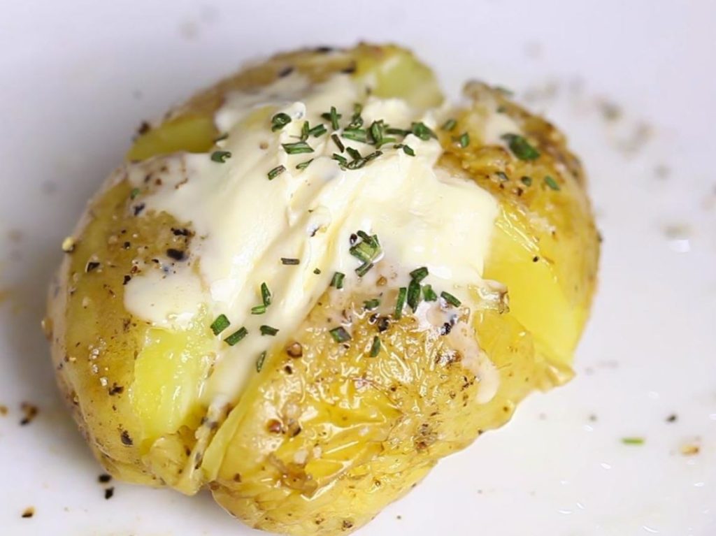 Quick-Microwave-Sour-Cream-Baked-Potato