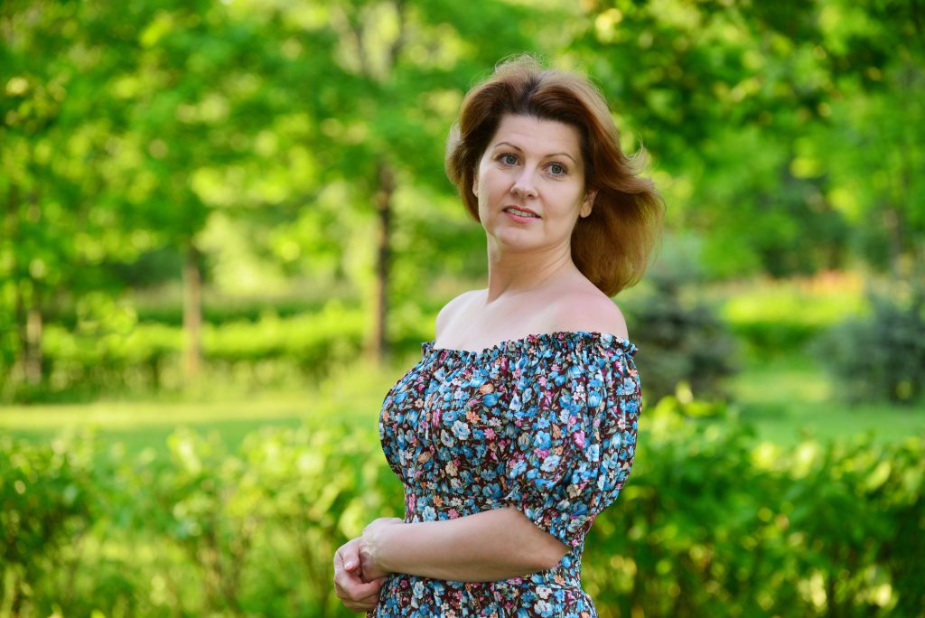 Stylish-middle-aged-woman-in-the-summer-park