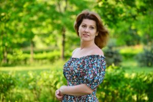 Stylish-middle-aged-woman-in-the-summer-park