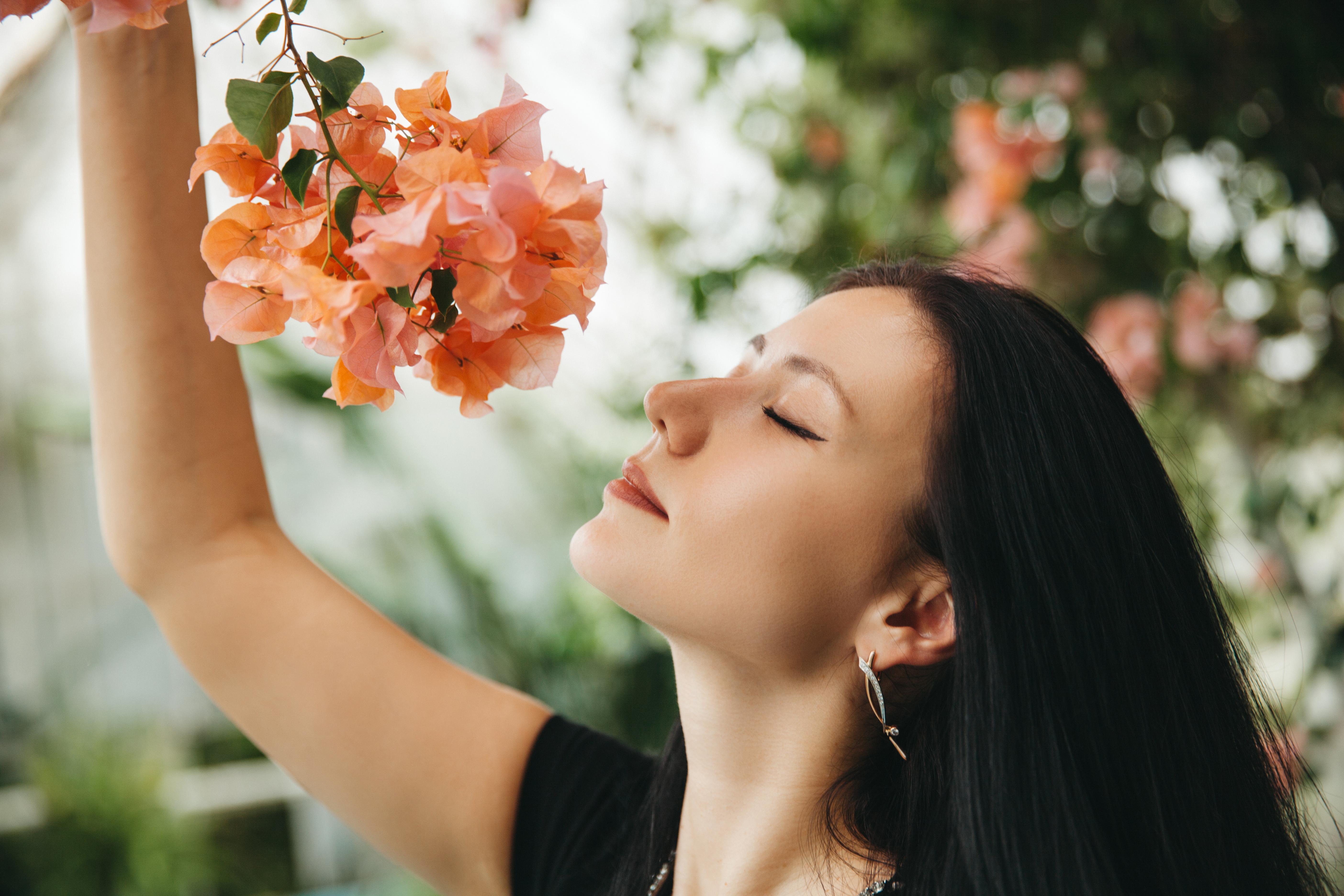 beautiful-young-woman-smelling-spring-flowers-bea