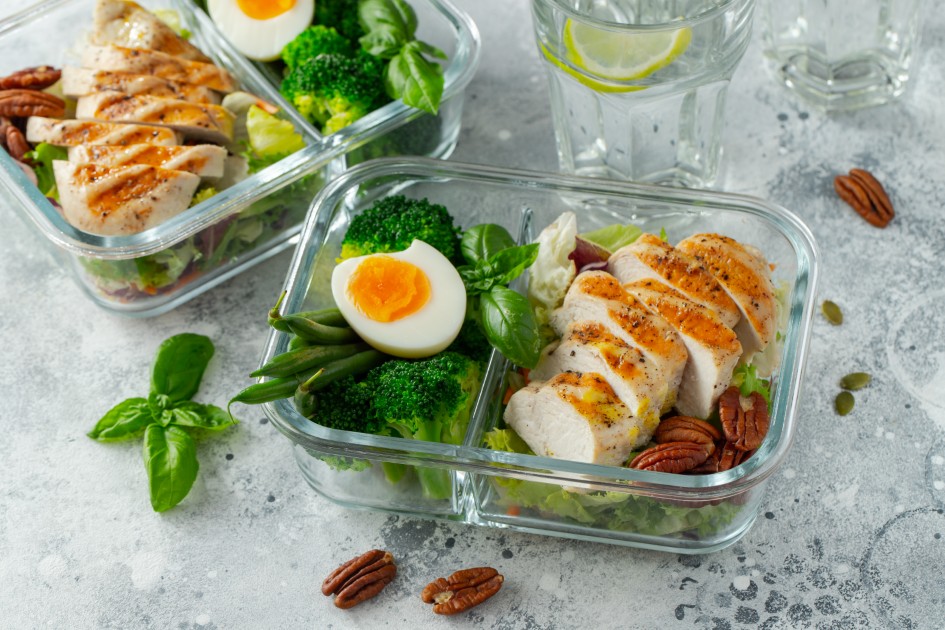 Healthy-meal-prep-containers-with-chicken-breast